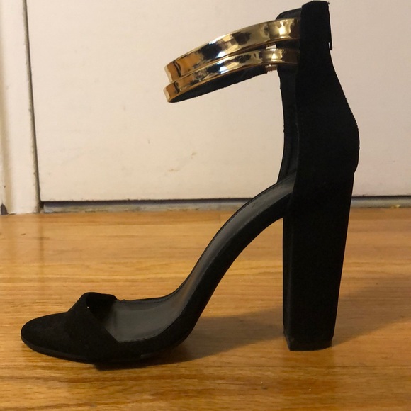 Charlotte Russe Black and Gold Velvet Heels - Picture 4 of 8
